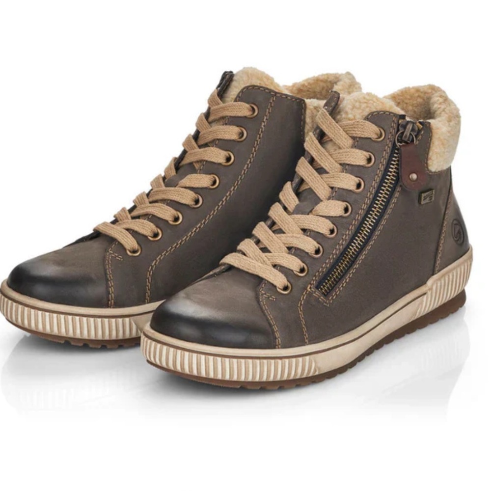Remote "Matilda" leather boots w soft Sherpa like inside